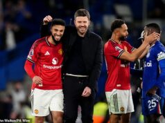 Legenda Man United nalieha na Red Devils, aby po potvrdení kvalifikácie do Ligy majstrov dali manažérovi Michaelovi Carrickovi prácu na plný úväzok Gary Pallister vyzval Michaela Carricka (v strede), aby sa natrvalo stal hlavným trénerom Manchestru United