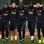 Antonio Valencia, Ander Herrera, Eric Bailly, Romelu Lukaku a Marcos Rojo z Manchestru United prichádzajú na tréning pred zápasom H-skupiny Ligy majstrov UEFA proti Valencii v Aon Training Complex 11. decembra 2018 v Manchestri v Anglicku.