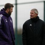 MANCHESTER, ANGLICKO – 13. FEBRUÁRA: (EXKLUZÍVNE SPRÁVY) Hlavný tréner Michael Carrick, Bryan Robson z Manchestru United v akcii počas tréningu prvého tímu na Carrington Training Ground 13. februára 2026 v Manchestri v Anglicku. (Foto: Ash Donelon/Manchester United cez Getty Images)