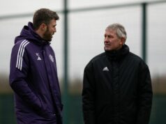 Legenda Man Utd varuje, že rivali z Premier League by mohli zablokovať letný prestup MANCHESTER, ANGLICKO – 13. FEBRUÁRA: (EXKLUZÍVNE SPRÁVY) Hlavný tréner Michael Carrick, Bryan Robson z Manchestru United v akcii počas tréningu prvého tímu na Carrington Training Ground 13. februára 2026 v Manchestri v Anglicku. (Foto: Ash Donelon/Manchester United cez Getty Images)