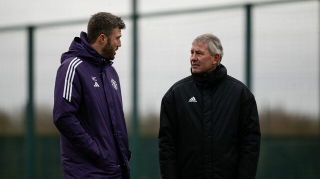 MANCHESTER, ANGLICKO – 13. FEBRUÁRA: (EXKLUZÍVNE SPRÁVY) Hlavný tréner Michael Carrick, Bryan Robson z Manchestru United v akcii počas tréningu prvého tímu na Carrington Training Ground 13. februára 2026 v Manchestri v Anglicku. (Foto: Ash Donelon/Manchester United cez Getty Images)