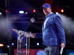 Legenda NFL nechala fanúšikov obávať sa o jeho zdravie po tom, čo sa snažila oznámiť výber draftu na pódiu Shane Conlan vyvolal medzi fanúšikmi obavy po tom, čo sa snažil oznámiť výber Bills