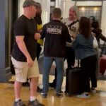 CM Punk (sivá mikina) konfrontuje fanúšika vo vestibule MGM Grand v Las Vegas