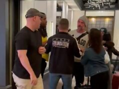 Legenda WWE bola pristihnutá pri zúrivej konfrontácii s fanúšikom po tom, čo ho zbadala, ako natáča svoju manželku v hotelovej hale CM Punk (sivá mikina) konfrontuje fanúšika vo vestibule MGM Grand v Las Vegas