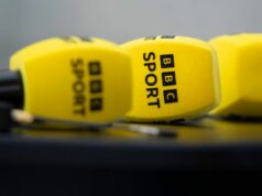 Legendárny moderátor Football Focus kritizuje BBC za to, že sa vzdala ikonickej šou mikrofóny BBC Sport