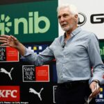 Bývalý tréner AFL Mick Malthouse (na snímke z 24. apríla) bol bodnutý skrutkovačom do hrude, keď minulý rok bránil svoju rodinu počas údajnej domovej invázie.