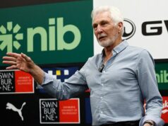 Legendárny tréner AFL Mick Malthouse (72) bol bodnutý skrutkovačom do hrude, keď pri polnočnom útoku statočne porazil dvoch domácich votrelcov, súd vypočul Bývalý tréner AFL Mick Malthouse (na snímke z 24. apríla) bol bodnutý skrutkovačom do hrude, keď minulý rok bránil svoju rodinu počas údajnej domovej invázie.