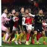 Gabriela z Arsenalu drží Lisandro Martinez z Manchestru United na blížiaci sa roh