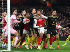 Legendárny tréner Arsenalu odpovedá na teóriu o tom, kde sa NAOZAJ začalo šialenstvo zo štandardiek Gabriela z Arsenalu drží Lisandro Martinez z Manchestru United na blížiaci sa roh