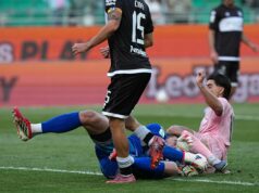 Legendu Nemecka a Tottenhamu previezli do nemocnice, keď si brankár USA zlomil krk pri hre za Cesena Ashleyho Colea v Taliansku. Syn Jurgena Klinsmanna, Jonathan, si zlomil krk, keď hral za Cesena Ashleyho Colea