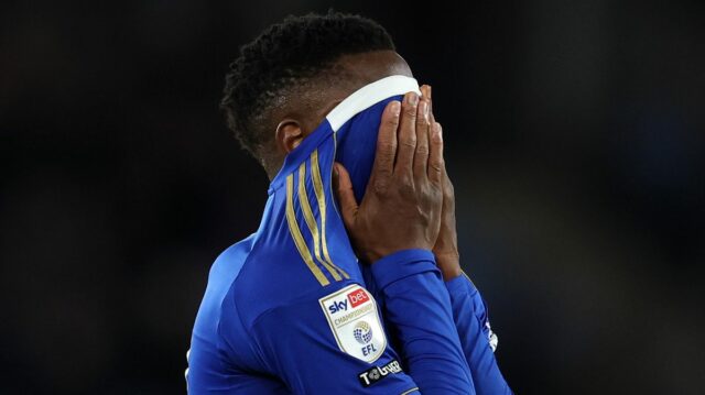 Hviezda Leicesteru City Patson Daka počas remízy proti Hull City, vďaka ktorej jeho klub zostúpil do League One