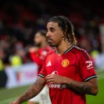 Leny Yoro po zápase Premier League medzi Manchestrom United a Leeds United na Old Trafford.