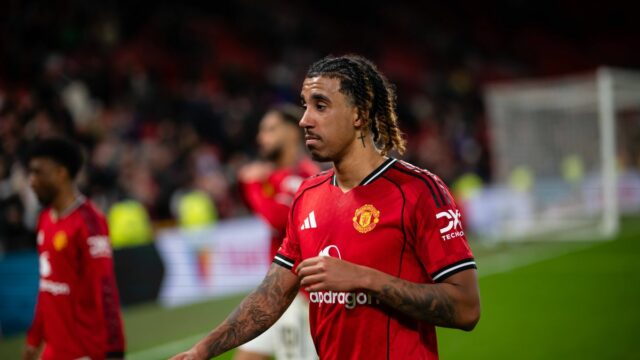 Leny Yoro po zápase Premier League medzi Manchestrom United a Leeds United na Old Trafford. 