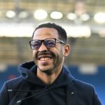 Liam Rosenior sa usmieva pri prechádzke po ihrisku Amex Stadium
