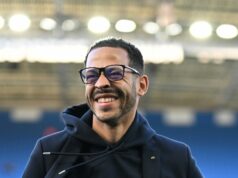 Liam Rosenior bude mať v banke obrovské číslo, ak ho Chelsea vyhodí, ako odhalil „kompenzačný balík“. Liam Rosenior sa usmieva pri prechádzke po ihrisku Amex Stadium
