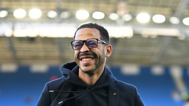 Liam Rosenior sa usmieva pri prechádzke po ihrisku Amex Stadium