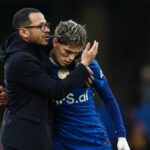 Manažér Chelsea Liam Rosenior blahoželá Alejandrovi Garnachovi na konci zápasu počas štvrťfinálového zápasu Emirates FA Cup medzi Chelsea a Port Vale 4. apríla 2026 v Londýne v Anglicku.