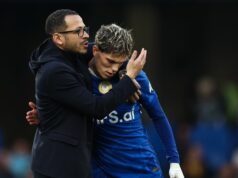 Liam Rosenior čelí nočnej more scenára Man City, pretože hviezda Chelsea riskuje zákaz Premier League Manažér Chelsea Liam Rosenior blahoželá Alejandrovi Garnachovi na konci zápasu počas štvrťfinálového zápasu Emirates FA Cup medzi Chelsea a Port Vale 4. apríla 2026 v Londýne v Anglicku.