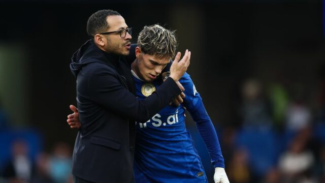 Manažér Chelsea Liam Rosenior blahoželá Alejandrovi Garnachovi na konci zápasu počas štvrťfinálového zápasu Emirates FA Cup medzi Chelsea a Port Vale 4. apríla 2026 v Londýne v Anglicku.