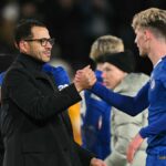 Hlavný tréner anglickej Chelsea Liam Rosenior blahoželá anglickému útočníkovi Chelsea #55 Jessemu Derrymu na ihrisku po zápase štvrtého kola anglického FA Cupu medzi Hull City a Chelsea na štadióne MKM v Kingstone upon Hull v severovýchodnom Anglicku 13. februára 2026. Chelsea vyhrala zápas 4:0