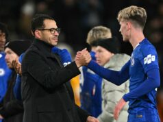 Liam Rosenior môže po zranení zachrániť Chelsea milióny odomknutím „ďalšieho Eden Hazarda“ Hlavný tréner anglickej Chelsea Liam Rosenior blahoželá anglickému útočníkovi Chelsea #55 Jessemu Derrymu na ihrisku po zápase štvrtého kola anglického FA Cupu medzi Hull City a Chelsea na štadióne MKM v Kingstone upon Hull v severovýchodnom Anglicku 13. februára 2026. Chelsea vyhrala zápas 4:0