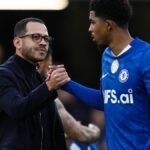 Manažér Chelsea Liam Rosenior blahoželá Wesleymu Fofanovi na konci zápasu počas štvrťfinálového zápasu Emirates FA Cup medzi Chelsea a Port Vale 4. apríla 2026 v Londýne v Anglicku