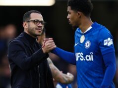 Liam Rosenior odhalil veľkú ranu zranenia Chelsea po triumfe v FA Cupe, ako vysvetlil absenciu Manažér Chelsea Liam Rosenior blahoželá Wesleymu Fofanovi na konci zápasu počas štvrťfinálového zápasu Emirates FA Cup medzi Chelsea a Port Vale 4. apríla 2026 v Londýne v Anglicku