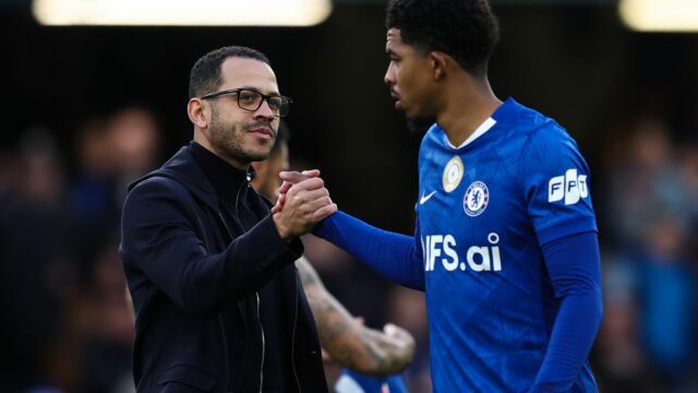 Liam Rosenior odhalil veľkú ranu zranenia Chelsea po triumfe v Manažér Chelsea Liam Rosenior blahoželá Wesleymu Fofanovi na konci zápasu počas štvrťfinálového zápasu Emirates FA Cup medzi Chelsea a Port Vale 4. apríla 2026 v Londýne v Anglicku