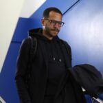 Liam Rosenior, manažér Chelsea, prichádza na štadión pred zápasom Premier League medzi Brighton & Hove Albion a Chelsea na Amex Stadium.