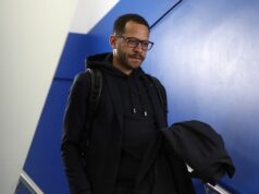 Liam Rosenior okamžite stratí 11 miliónov libier po tom, čo dostal od Chelsea obrovskú odmenu Liam Rosenior, manažér Chelsea, prichádza na štadión pred zápasom Premier League medzi Brighton & Hove Albion a Chelsea na Amex Stadium.