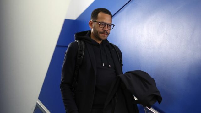 Liam Rosenior, manažér Chelsea, prichádza na štadión pred zápasom Premier League medzi Brighton & Hove Albion a Chelsea na Amex Stadium.