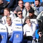 Enzo Fernandez z Chelsea sa pozerá z lavičky počas zápasu Premier League medzi Chelsea a Manchestrom City na Stamford Bridge 12. apríla 2026 v Londýne v Anglicku.