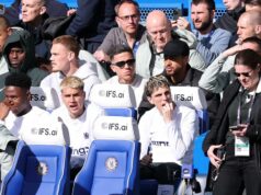 Liam Rosenior poskytuje aktualizáciu zákazu Enza Fernandeza, keď Chelsea prekonala „prekážku“ Enzo Fernandez z Chelsea sa pozerá z lavičky počas zápasu Premier League medzi Chelsea a Manchestrom City na Stamford Bridge 12. apríla 2026 v Londýne v Anglicku.