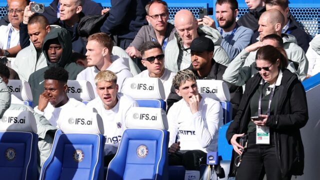 Enzo Fernandez z Chelsea sa pozerá z lavičky počas zápasu Premier League medzi Chelsea a Manchestrom City na Stamford Bridge 12. apríla 2026 v Londýne v Anglicku.