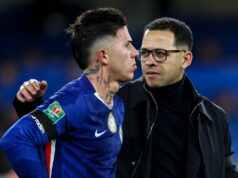 Liam Rosenior sa po zákaze Chelsea rozhodol stať zástupcom kapitána Enza Fernandeza Liam Rosenior a Enzo Fernandez sa objímajú