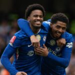 Jorrel Hato z Chelsea (vľavo) oslavuje strelenie úvodného gólu s Wesleym Fofanom (vpravo) počas štvrťfinále Emirates FA Cup medzi Chelsea a Port Vale 4. apríla 2026 v Londýne v Anglicku.