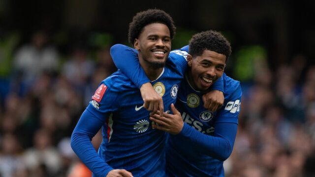 Jorrel Hato z Chelsea (vľavo) oslavuje strelenie úvodného gólu s Wesleym Fofanom (vpravo) počas štvrťfinále Emirates FA Cup medzi Chelsea a Port Vale 4. apríla 2026 v Londýne v Anglicku.
