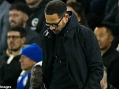 Liam Rosenior zasiahol brutálnym skandovaním troch slov od zúrivých fanúšikov Chelsea, keď PIATA prehra v Premier League za sebou vidí vládu šéfa Blues na vlásku… dokáže to teda prežiť? Liam Rosenior je po piatej prehre v Premier League pod obrovským tlakom v Chelsea