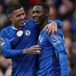 Oslava gólu Moisesa Caiceda z Chelsea s Enzom Fernandezom z Chelsea po skórovaní Chelsea 1:0 počas zápasu Premier League medzi Chelsea a Liverpoolom na Stamford Bridge 4. októbra 2025 v Londýne v Anglicku