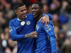 Liam Rosenior zdvojnásobil narážku na Enza Fernandeza a ukázal prstom na spoluhráča z Chelsea Oslava gólu Moisesa Caiceda z Chelsea s Enzom Fernandezom z Chelsea po skórovaní Chelsea 1:0 počas zápasu Premier League medzi Chelsea a Liverpoolom na Stamford Bridge 4. októbra 2025 v Londýne v Anglicku