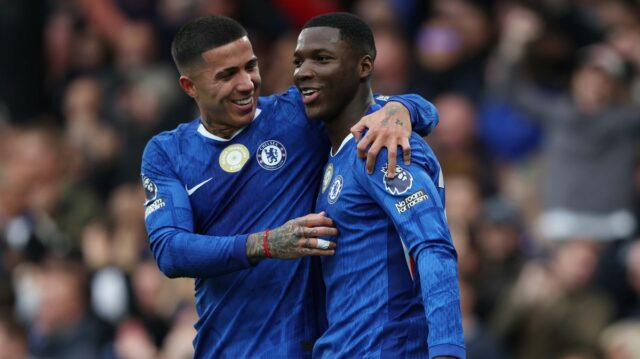 Oslava gólu Moisesa Caiceda z Chelsea s Enzom Fernandezom z Chelsea po skórovaní Chelsea 1:0 počas zápasu Premier League medzi Chelsea a Liverpoolom na Stamford Bridge 4. októbra 2025 v Londýne v Anglicku