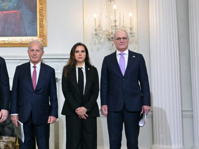 Libanonskí a izraelskí veľvyslanci začínajú priame rozhovory v USA | Libanonskí a izraelskí veľvyslanci začínajú priame rozhovory v USA | Americko-izraelská vojna proti Iránu