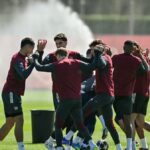 Declan Rice (vľavo) a jeho spoluhráči z Arsenalu počas tréningu balansujú medzi hlavami