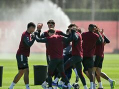 ‚LinkedIn loon‘ Mikel Arteta sa obracia na bizarné tréningové cvičenia, aby oživil sezónu Arsenalu Declan Rice (vľavo) a jeho spoluhráči z Arsenalu počas tréningu balansujú medzi hlavami