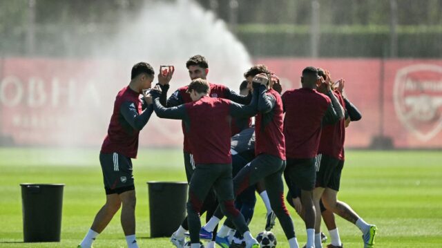 Declan Rice (vľavo) a jeho spoluhráči z Arsenalu počas tréningu balansujú medzi hlavami