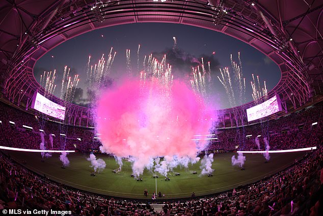 Lionel Messi sa zapísal do histórie, keď David Beckham oslavuje Inter Miami v piatok večer oficiálne otvoril dvere svojho úplne nového štadióna