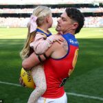 Lachie Neale a jeho dcéra Piper pred ich 300. zápasom AFL na MCG 19. apríla