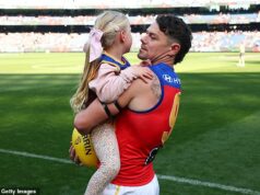 Lions vymazali video dcéry Lachieho Nealea v slzách po reakcii jej matky Jules Lachie Neale a jeho dcéra Piper pred ich 300. zápasom AFL na MCG 19. apríla