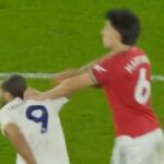 Lisandro Martinez červenú kartu