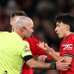 Paul Tierney hovorí s Lisandrom Martinezom po jeho vylúčení